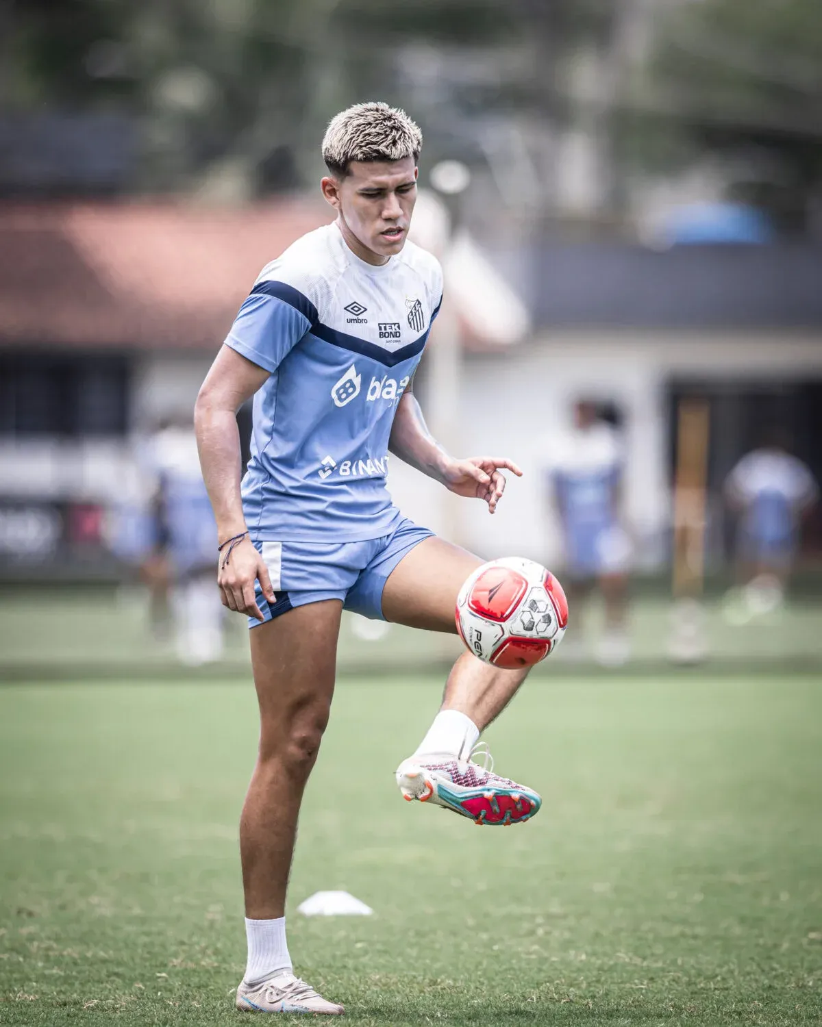 Foto: Reprodução/Raul Baretta/Santos FC – Leonardo Zabala nos treinos