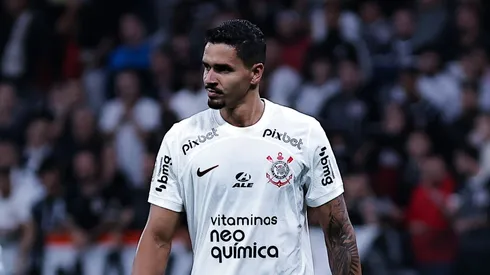 Lucas Veríssimo jogador do Corinthians durante partida contra o Athletico-PR no estádio Arena Corinthians pelo campeonato Brasileiro A 2023. Foto: Fabio Giannelli/AGIF