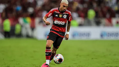 Foto: Thiago Ribeiro/AGIF - Matheuzinho tem situação atualizada no Botafogo.