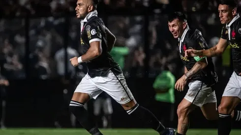 Dimitri Payet e Medel, em ação pelo Vasco – Foto: Twitter Vasco