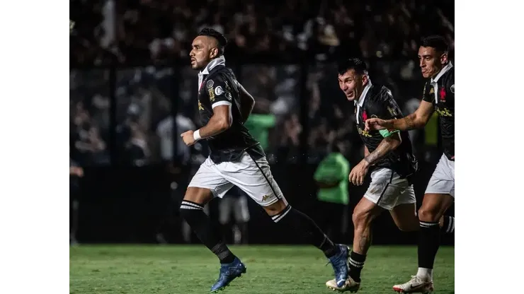 Dimitri Payet e Medel, em ação pelo Vasco - Foto: Twitter Vasco