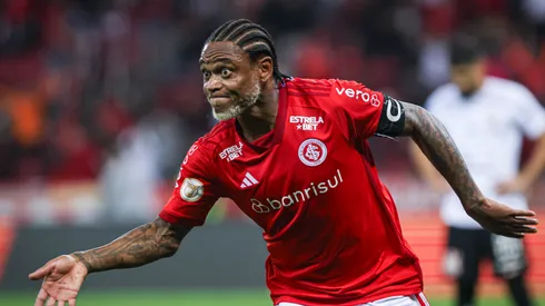 Luiz Adriano jogador do Internacional comemora seu gol durante partida contra o Corinthians no estadio Beira-Rio pelo campeonato Brasileiro A 2023. Maxi Franzoi/AGIF
