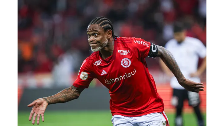 Luiz Adriano jogador do Internacional comemora seu gol durante partida contra o Corinthians no estadio Beira-Rio pelo campeonato Brasileiro A 2023. Maxi Franzoi/AGIF
