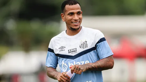 Otero jogador do Santos durante treino no Centro de Treinamento CT Rei Pele. Foto: Reinaldo Campos/AGIF