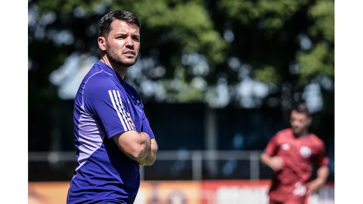Foto: Gustavo Aleixo/Cruzeiro - Nicolas Larcamón ganha desfalque de última hora no Cruzeiro.