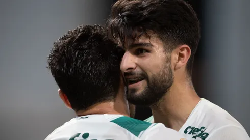 – Raphael Veiga jogador do Palmeiras comemora seu gol com Flaco Lopez jogador da sua equipe durante partida contra o Cuiaba no estadio Arena Pantanal pelo campeonato Brasileiro A 2023. Foto: Gil Gomes/AGIF