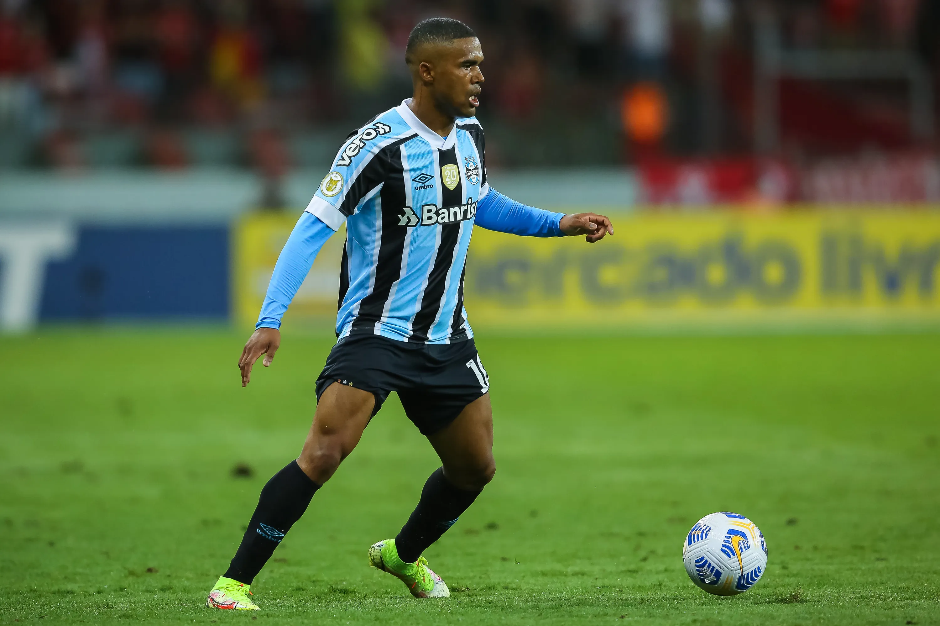 Douglas Costa no Grêmio em 2021 – Pedro H. Tesch/AGIF