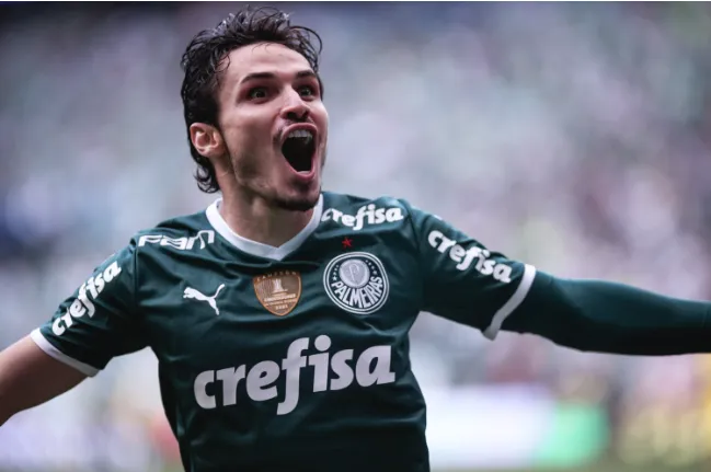 oto: (Ettore Chiereguini/AGIF) – Raphael Veiga tem sido a cara do sucesso do Palmeiras tanto dentro, quanto fora de campo