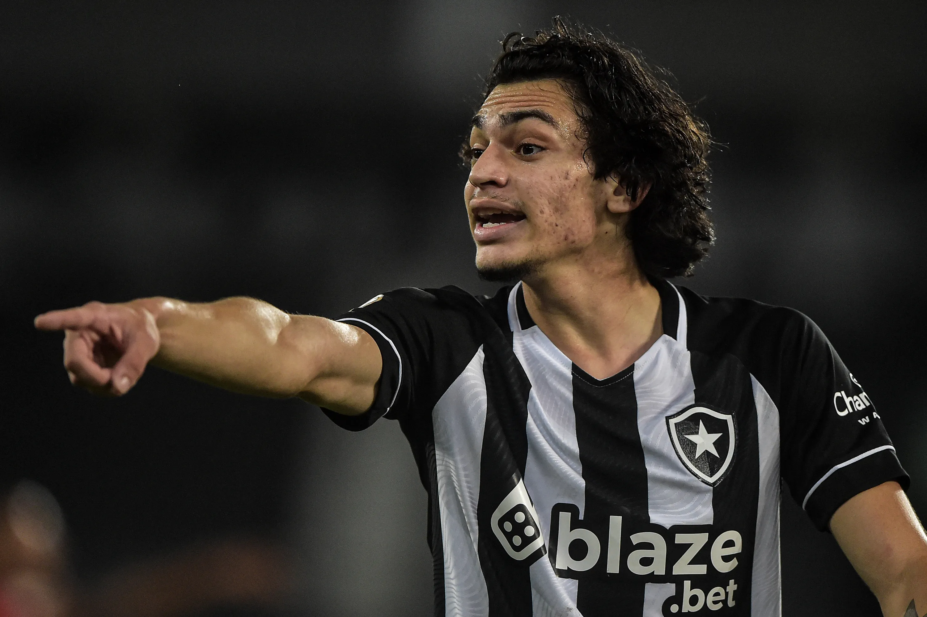 Foto: Thiago Ribeiro/AGIF – Matheus Nascimento em ação pelo Botafogo.