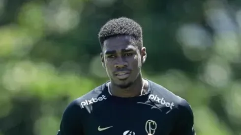 Félix Torres, novo reforço do Corinthians em atividades no gramado – Foto: Rodrigo Coca/Corinthians