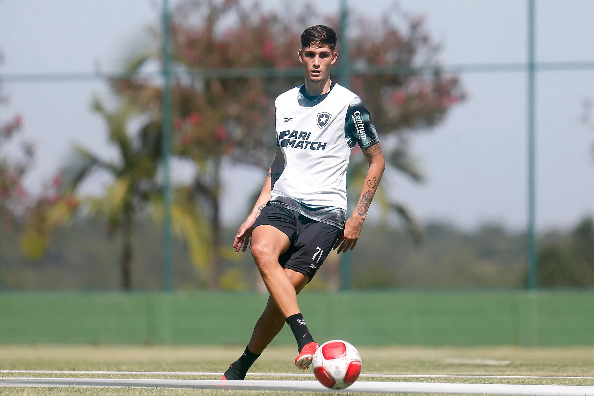 Foto: Vitor Silva/Botafogo – Valentín Adamo em ação pelo Botafogo.