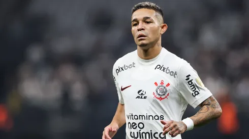 Foto: Marcello Zambrana/AGIF – Adson projeta fazer história pelo Vasco.