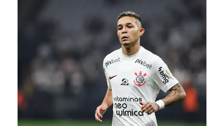 Foto: Marcello Zambrana/AGIF - Adson projeta fazer história pelo Vasco.