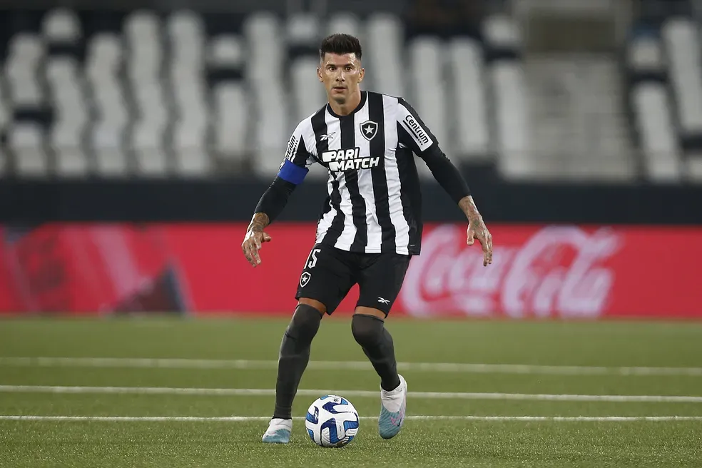 Victor Cuesta em ação pelo Botafogo - Foto: Wagner Meier/Getty Images