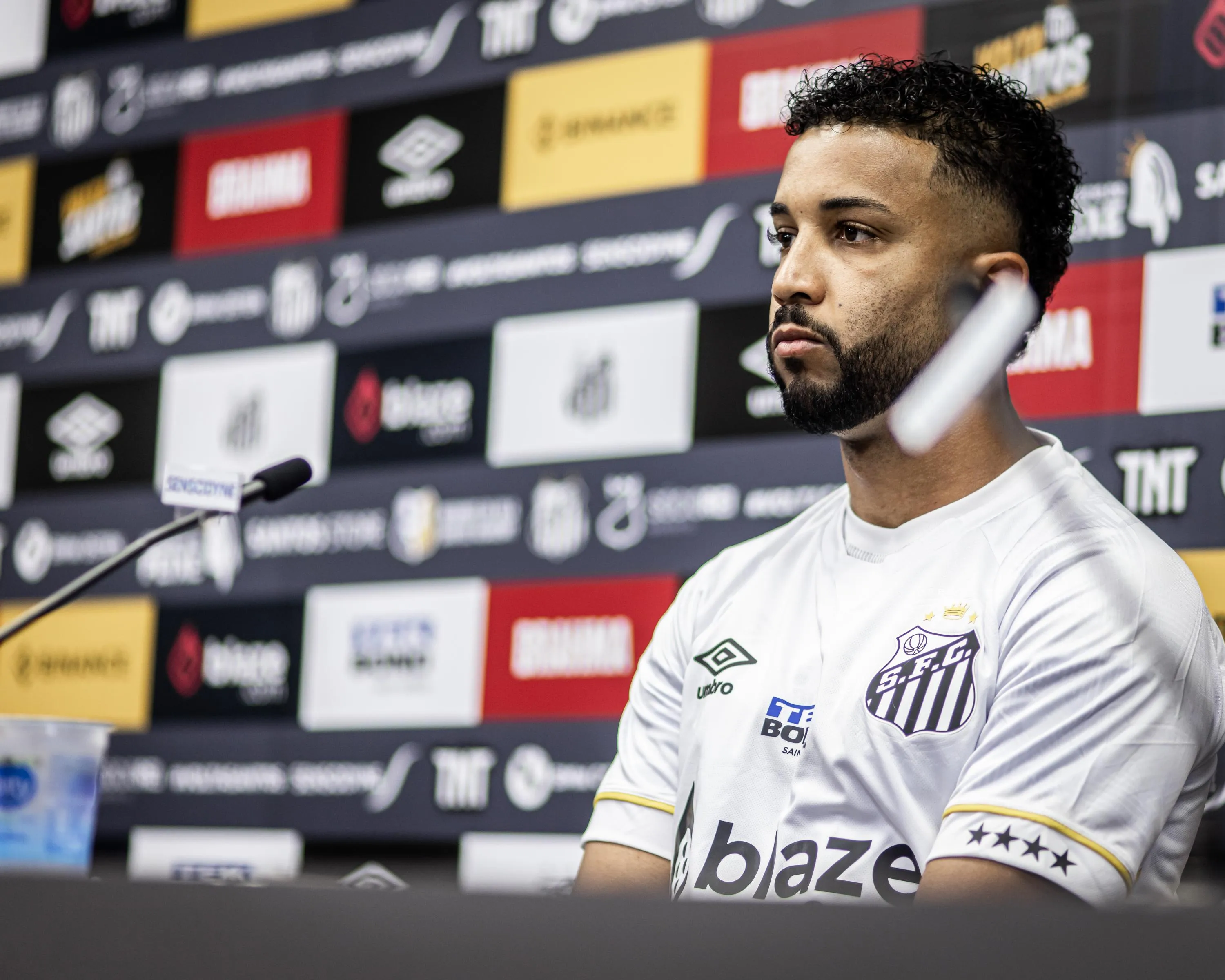Jorge em entrevista de apresentação no Santos - Foto: Twitter/ Santos FC