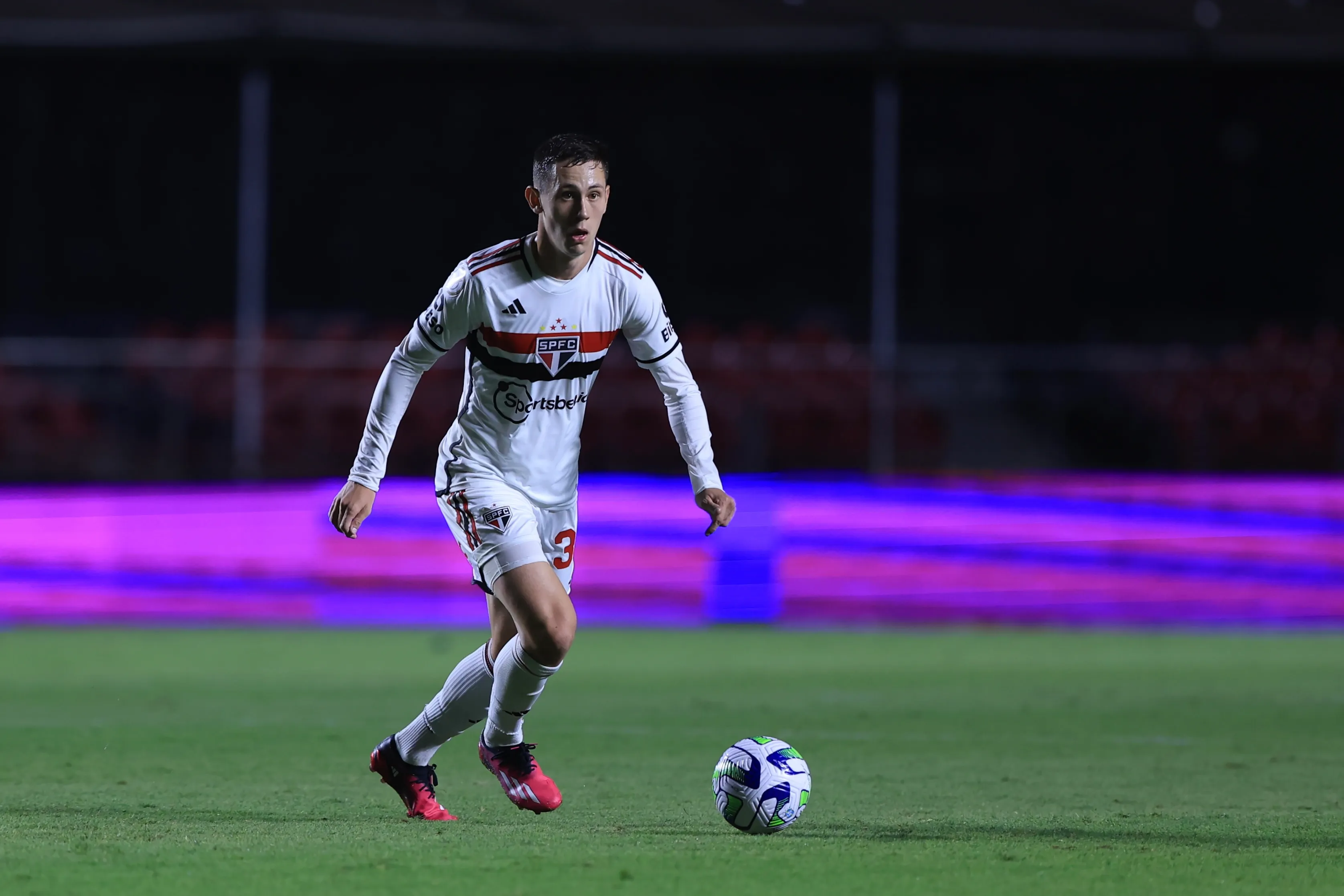 Patryck jogador do São Paulo durante partida contra o América-MG no  Morumbi pelo campeonato BRASILEIRO A 2023. Foto: Marcello Zambrana/AGIF