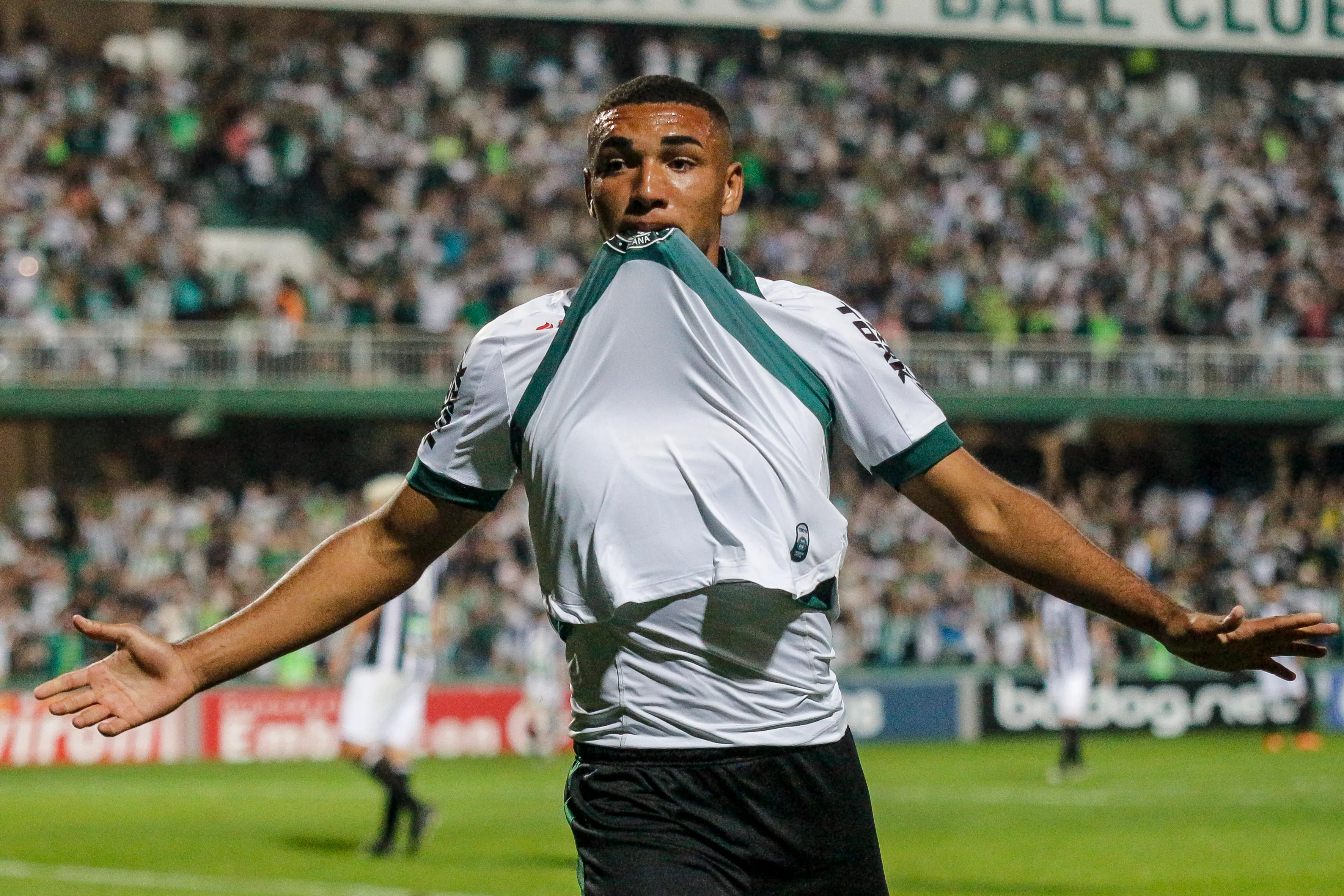 Foto: Gabriel Machado/AGIF – Igor Jesus em ação pelo Coritiba.