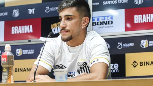 Pedrinho durante sua apresentação oficial como jogador do Santos em coletiva de imprensa realizada na Vila Belmiro. Foto: Reinaldo Campos/AGIF