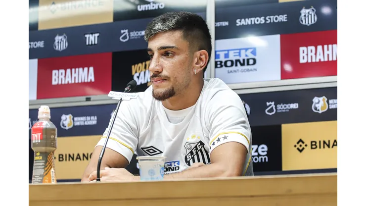 Pedrinho durante sua apresentação oficial como jogador do Santos em coletiva de imprensa realizada na Vila Belmiro. Foto: Reinaldo Campos/AGIF