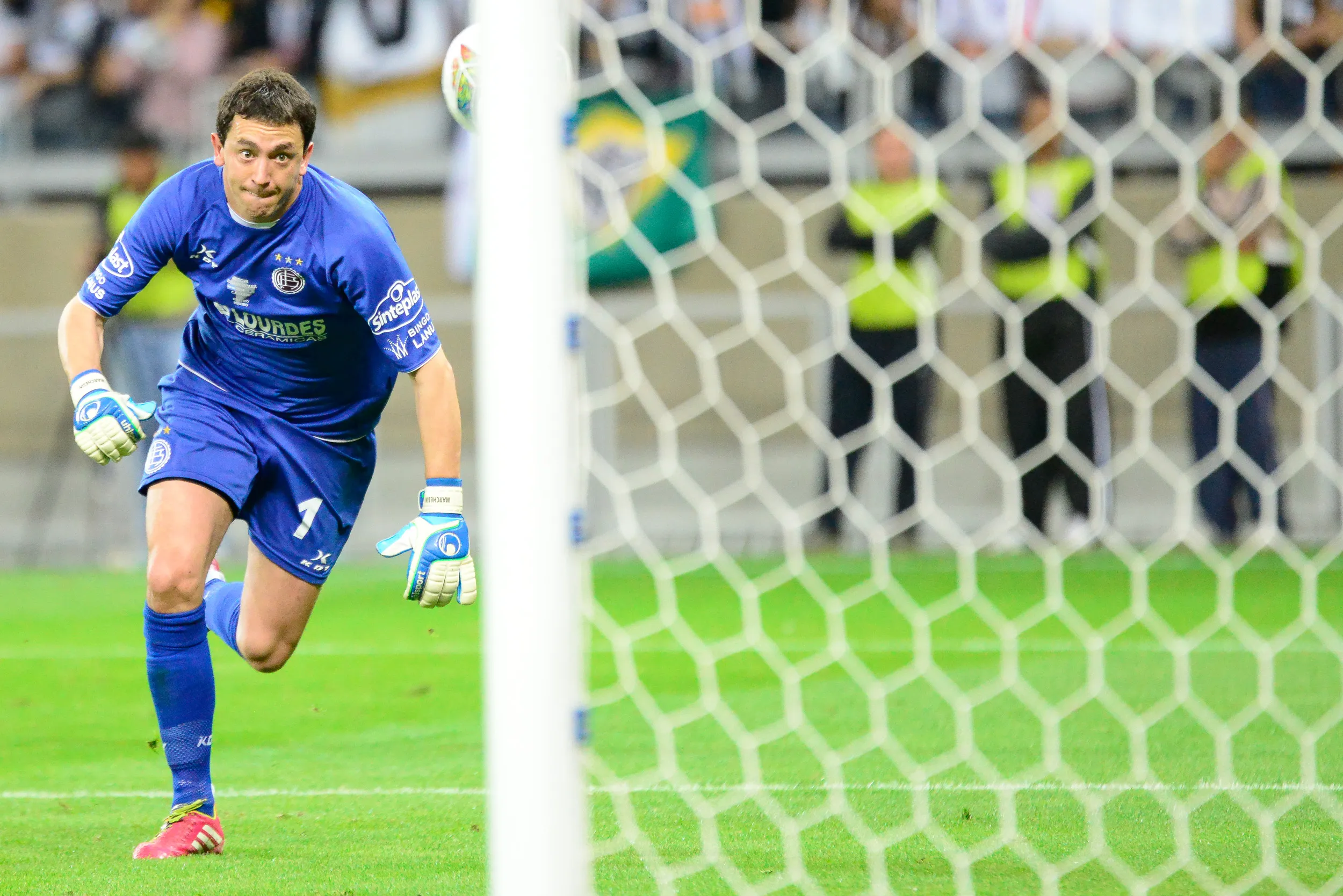 Agustin Marchesin goleiro do Lanus sofre gol durante partida contra o Atletico-MG pela Recopa 2014 no estadio Mineirão. Andre Yanckous/AGIF
