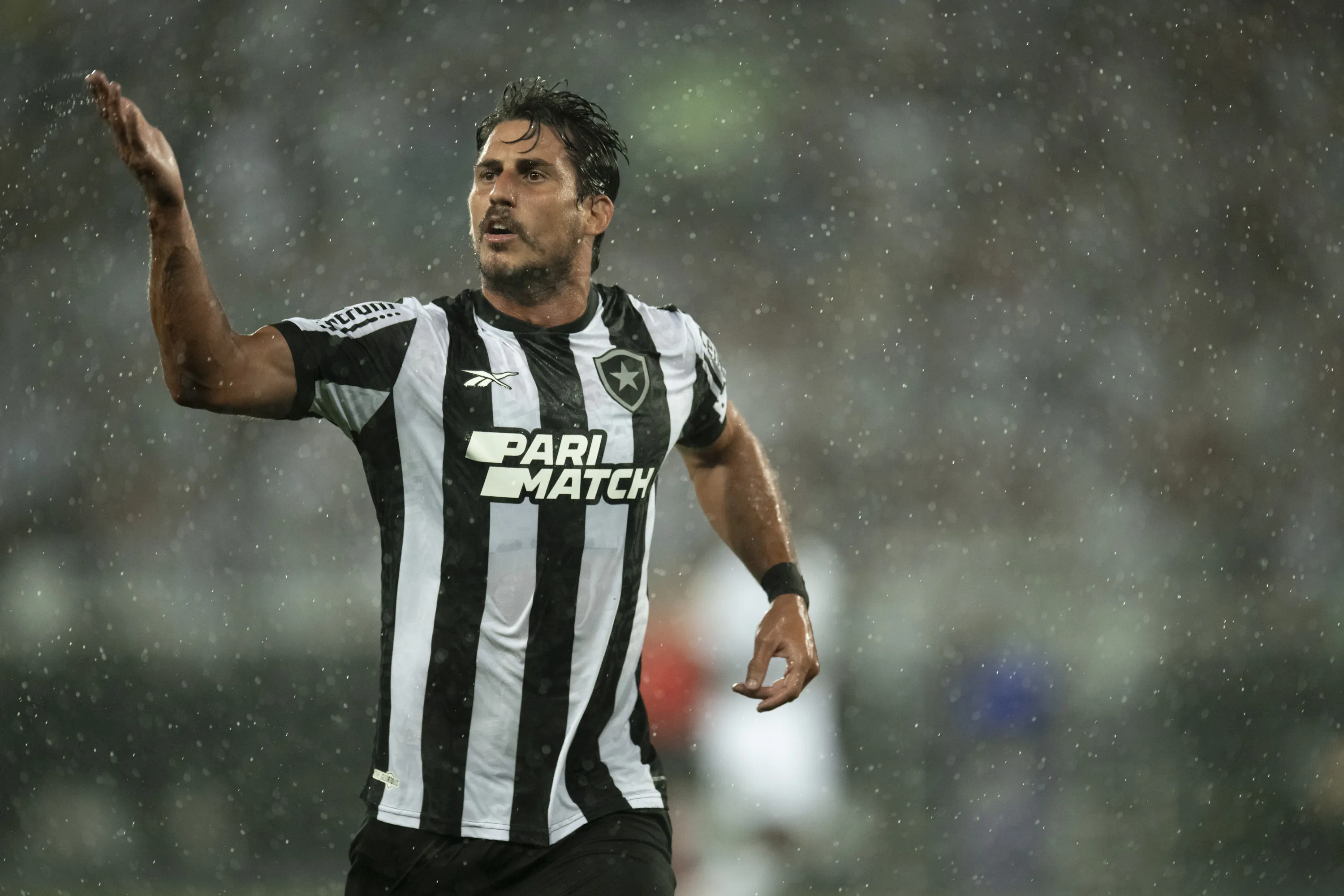 Foto: Jorge Rodrigues/AGIF – Gabriel Pires atuando no Botafogo em 2023