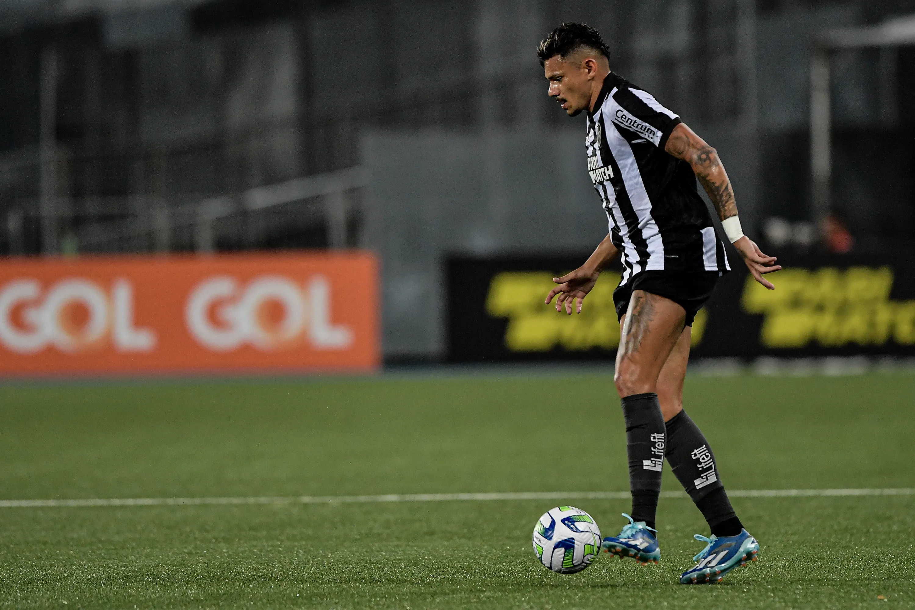 Tiquinho Soares jogador do Botafogo durante partida contra o Palmeiras no Nilton Santos pelo campeonato Brasileiro A 2023. Foto: Thiago Ribeiro/AGIF