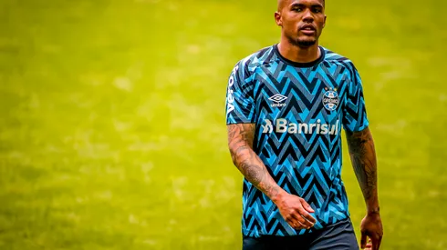 Douglas Costa, meia-atacante. Foto: Silvio Avila/Getty Images)