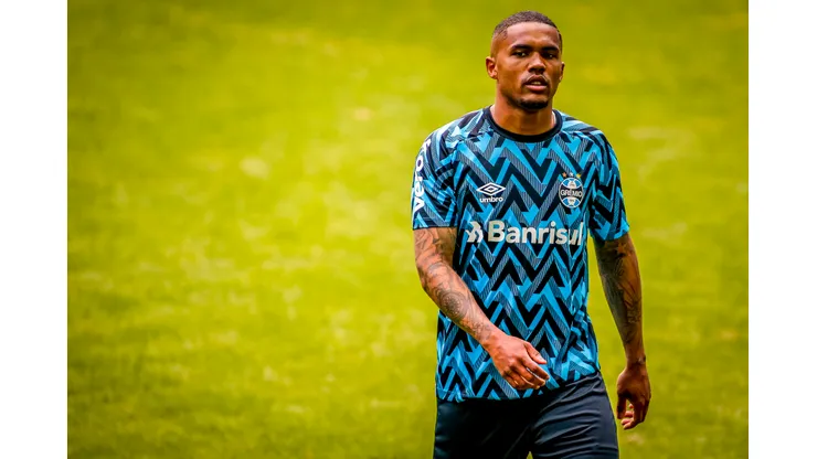 Douglas Costa, meia-atacante. Foto: Silvio Avila/Getty Images)
