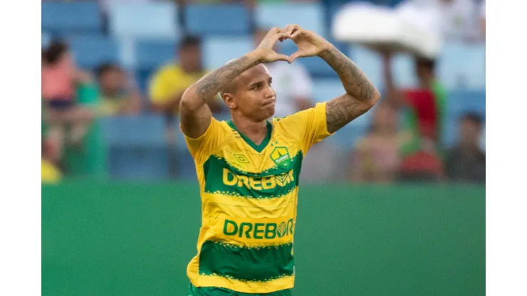 Deyverson jogador do Cuiaba comemora seu gol durante partida contra o Fortaleza no estadio Arena Pantanal pelo campeonato Brasileiro A 2023. Gil Gomes/AGIF