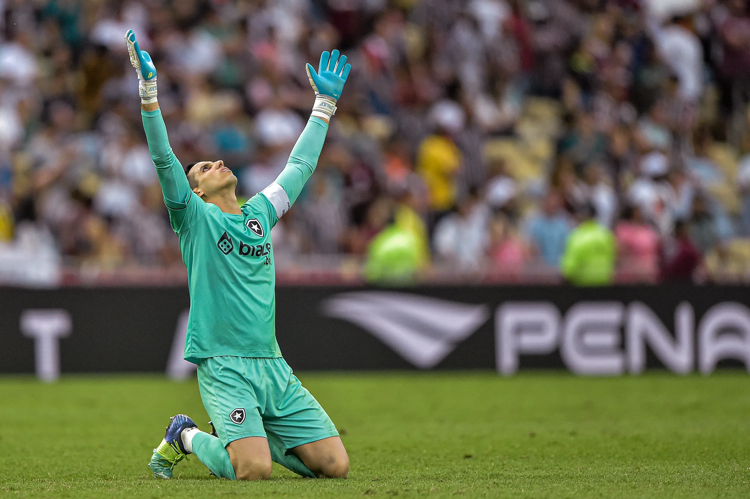 Gatito Fernandez goleiro do Botafogo comemora gol durante partida contra o Fluminense no estadio Maracana pelo campeonato Brasileiro A 2022. Thiago Ribeiro/AGIF