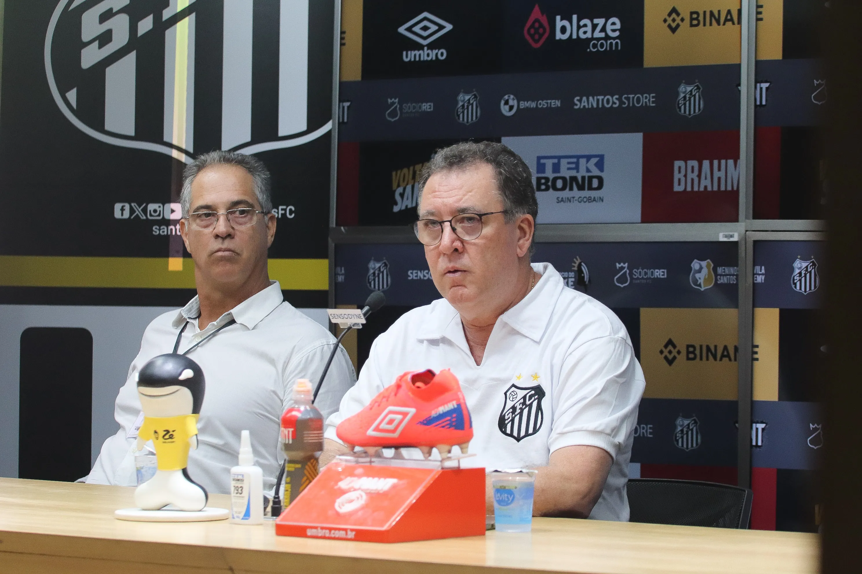 O presidente Marcelo Teixeira e o vice presidente Fernando Bonavides falam aos jornalistas em coletiva de imprensa realizada na Vila Belmiro. Foto: Reinaldo Campos/AGIF