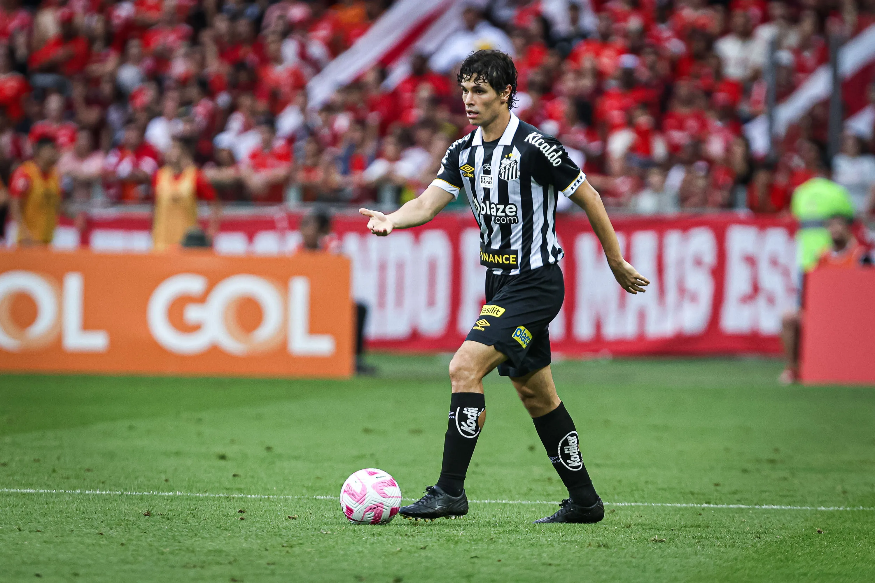 Foto: Maxi Franzoi/AGIF – Dodô em ação pelo Santos no Campeonato Brasileiro.