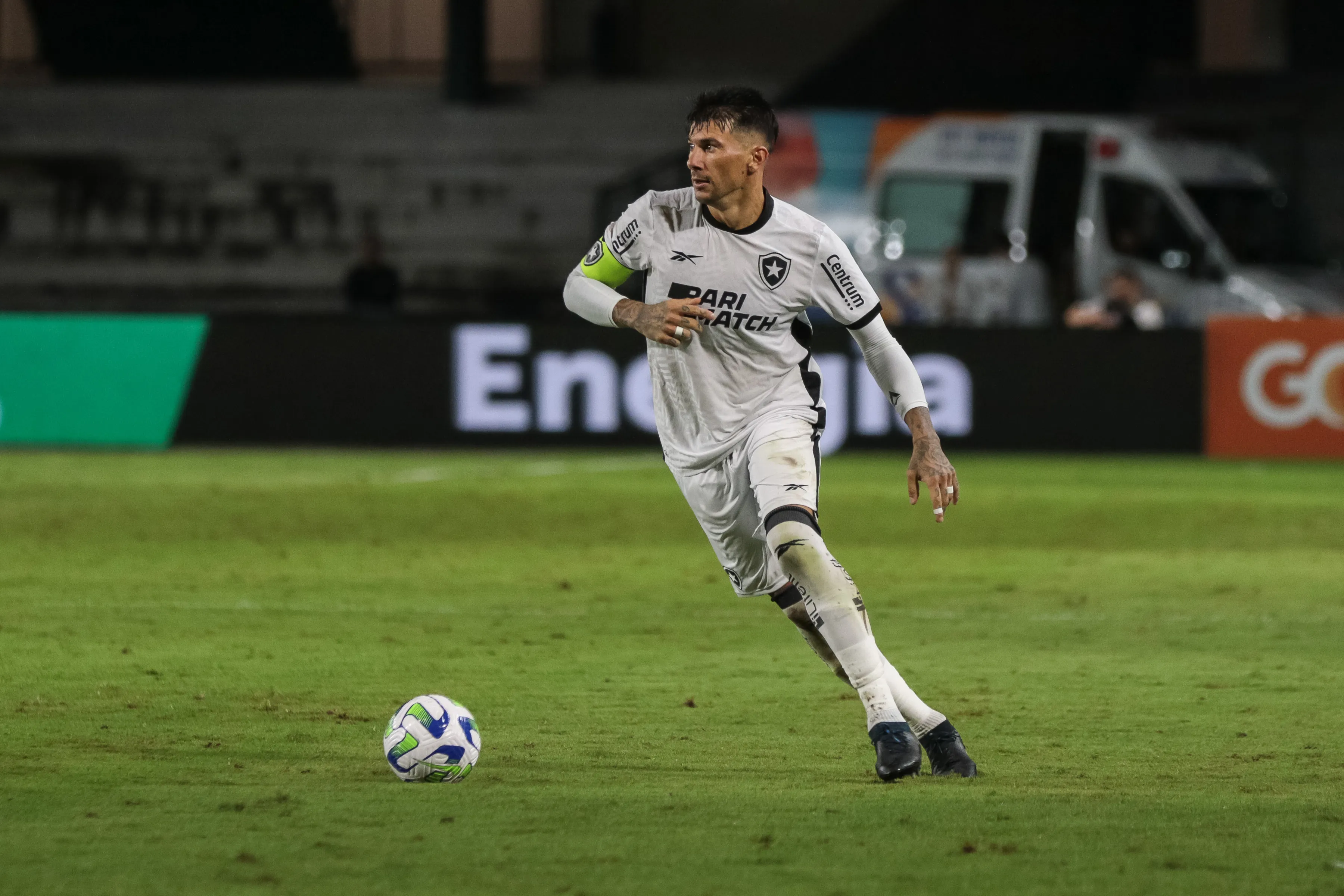 Victor Cuesta jogador do Botafogo durante partida contra o Coritiba no estádio Couto Pereira pelo campeonato Brasileiro A 2023. Foto: Robson Mafra/AGIF
