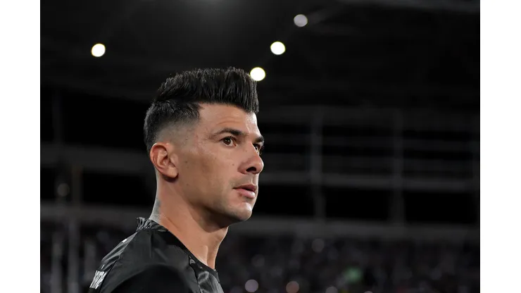 Victor Cuesta jogador do Botafogo durante partida contra o Bragantino no estadio Engenhao pelo campeonato Brasileiro A 2023. Foto: Thiago Ribeiro/AGIF