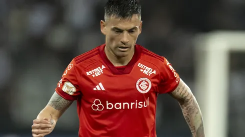 Foto: Jorge Rodrigues/AGIF – Aránguiz pelo Internacional em partida no Campeonato Brasileiro de 2023