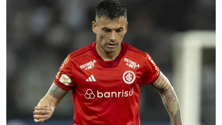 Foto: Jorge Rodrigues/AGIF - Aránguiz pelo Internacional em partida no Campeonato Brasileiro de 2023