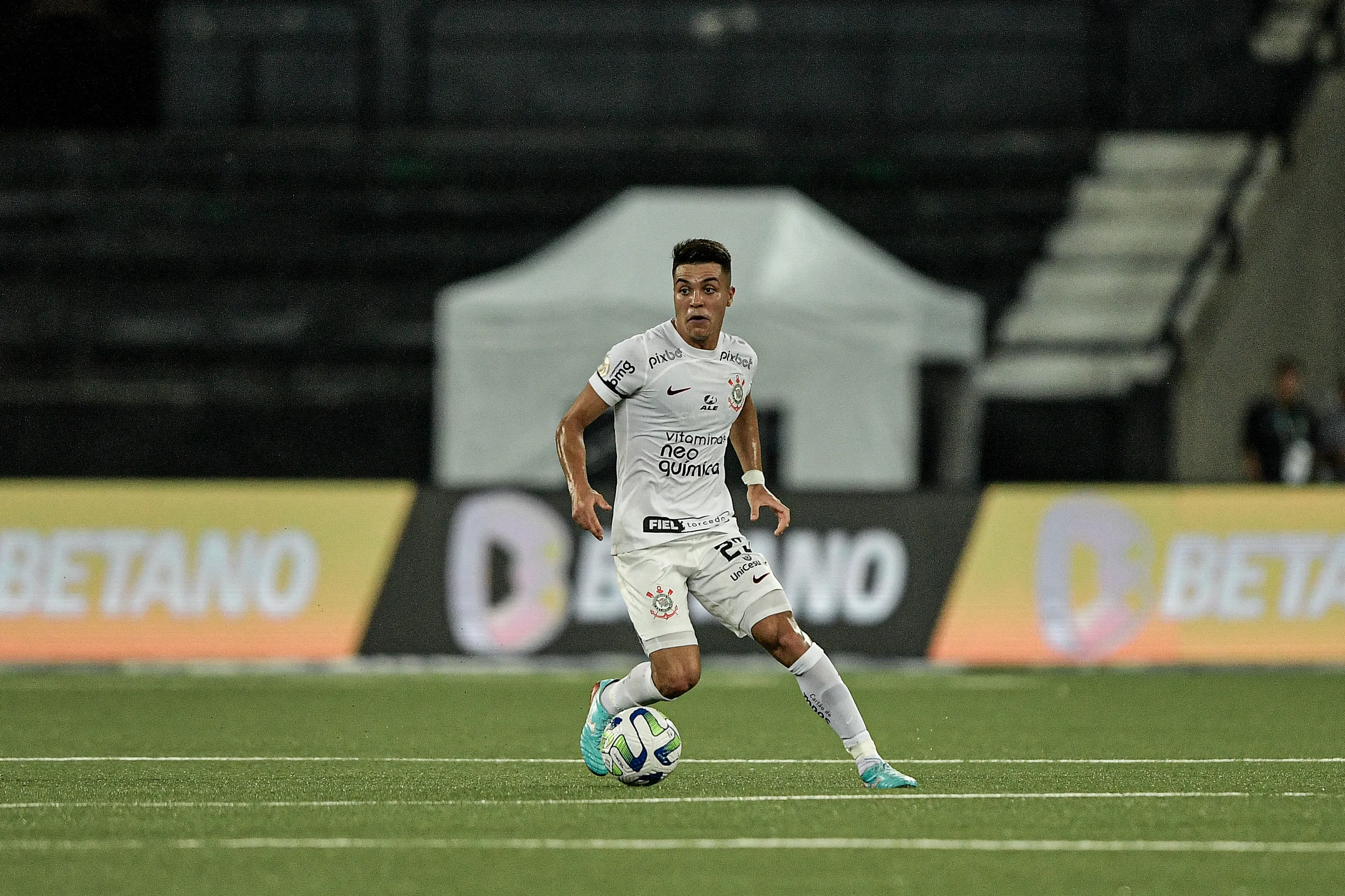 Foto: Thiago Ribeiro/AGIF – Roni em ação pelo Corinthians.