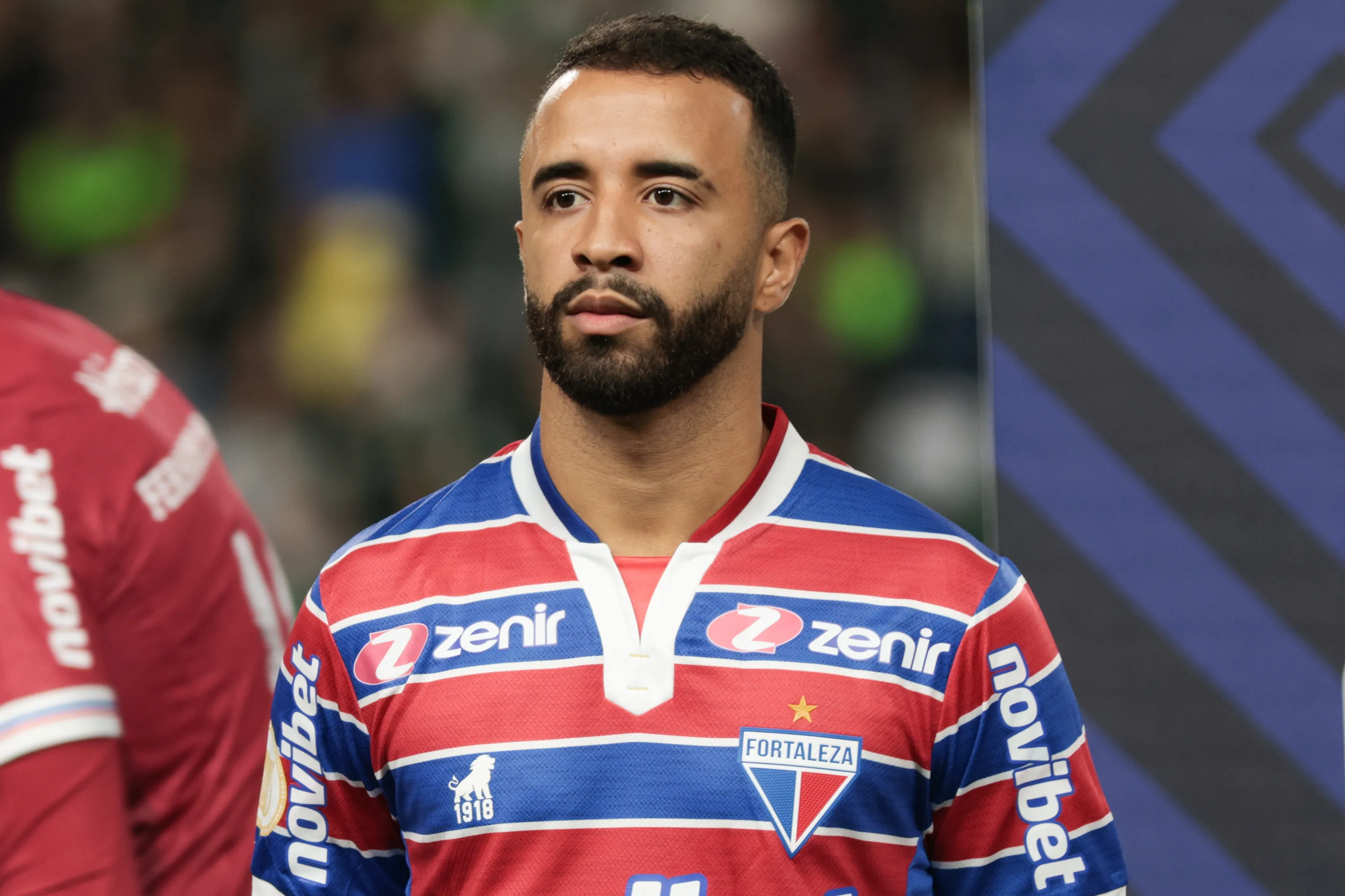 Caio Alexandre jogador do Fortaleza durante execucao do hino nacional antes da partida contra o Coritiba no estadio Couto Pereira pelo campeonato BRASILEIRO A 2023. Foto: Robson Mafra/AGIF