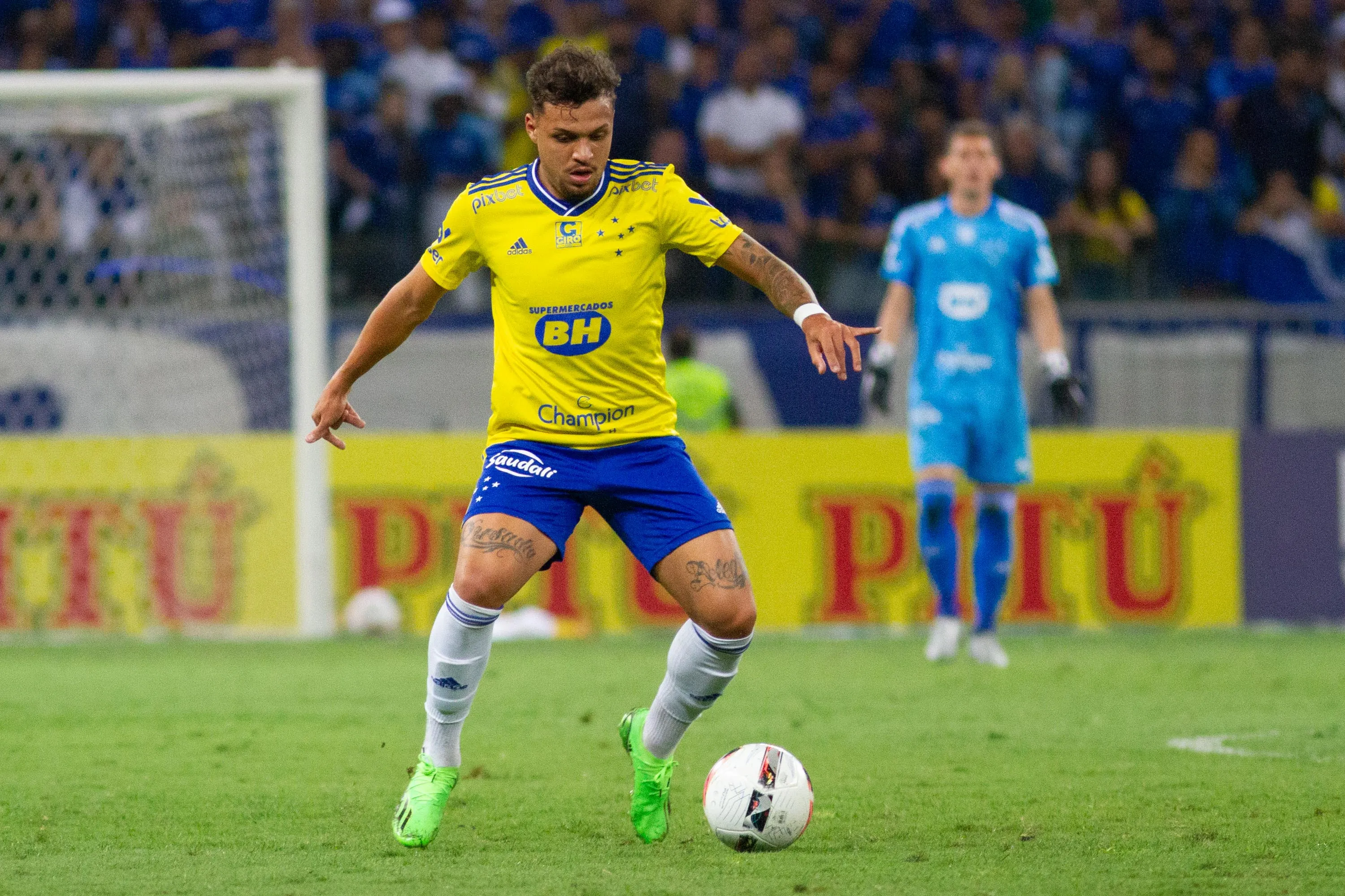 Foto: Fernando Moreno/AGIF – Daniel Júnior em ação pelo Cruzeiro.