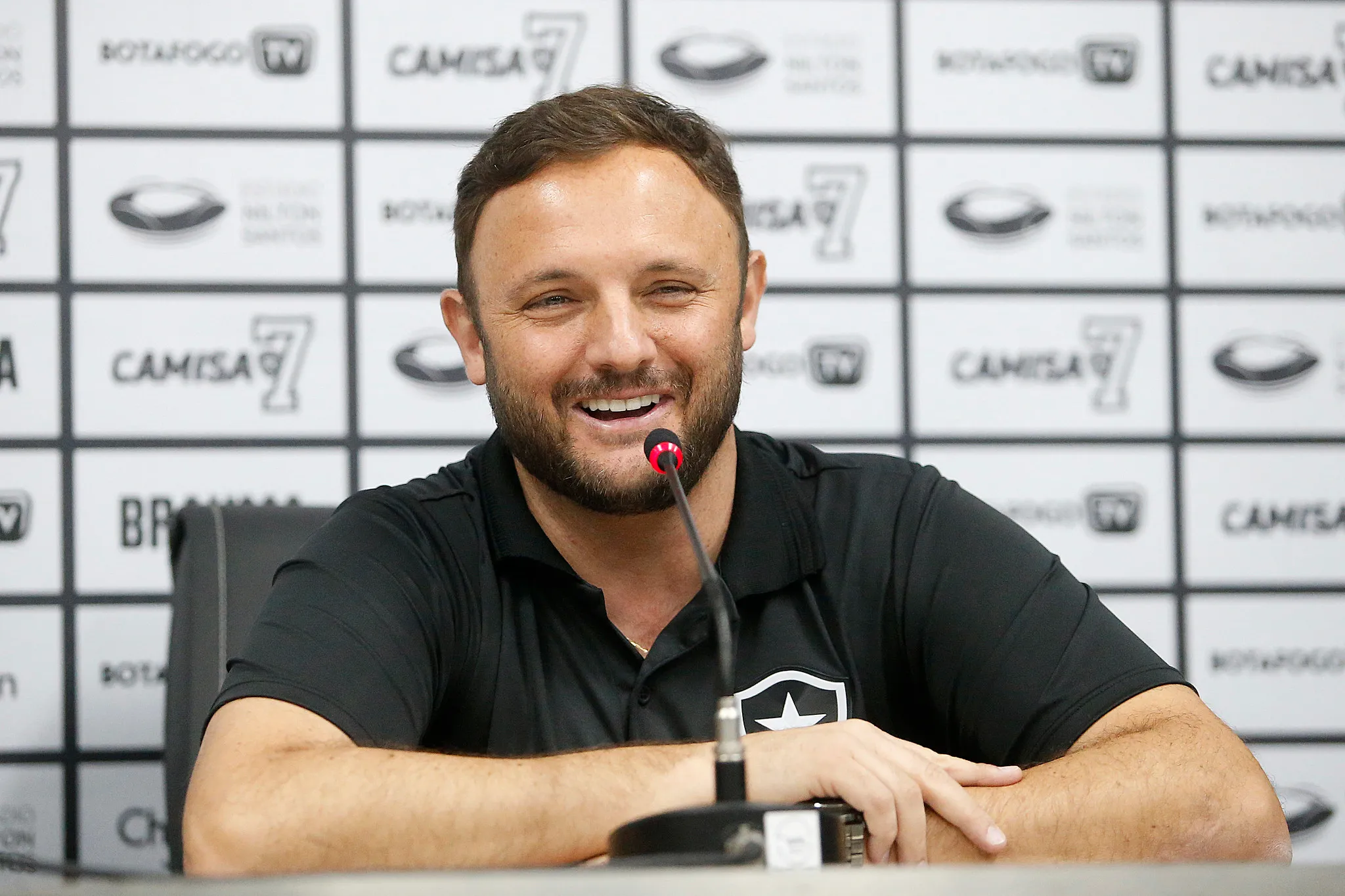 Foto: Vitor Silva/Botafogo – Mazzuco em entrevista coletiva do Botafogo.