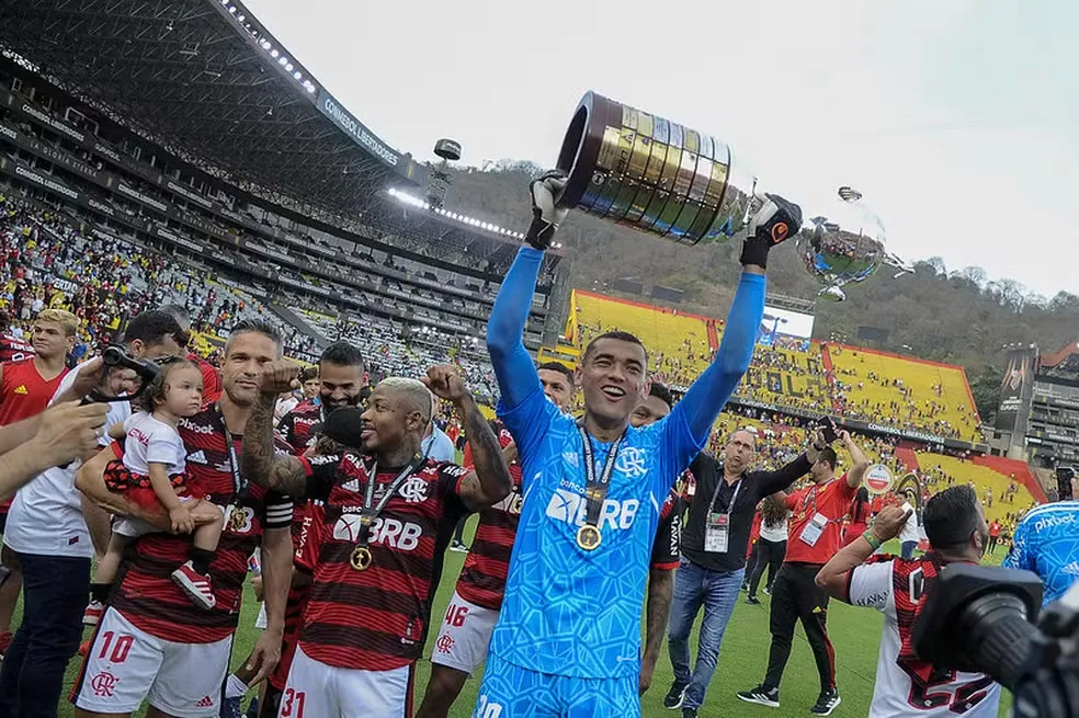 Goleiro Santos com a taça de Campeão da Libertadores pelo Flamengo, em 2022 - Foto: Marcelo Cortes/Flamengo