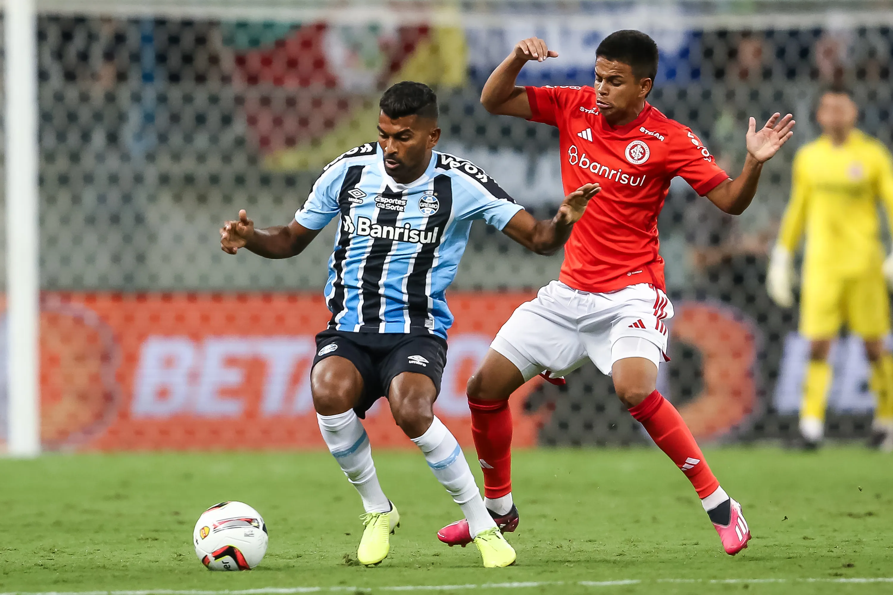 Thiago Santos jogador do Grêmio disputa lance com Lucas Ramos jogador do Internacional durante partida no estádio Arena do Grêmio pelo campeonato Gaúcho 2023. Foto: Pedro H. Tesch/AGIF