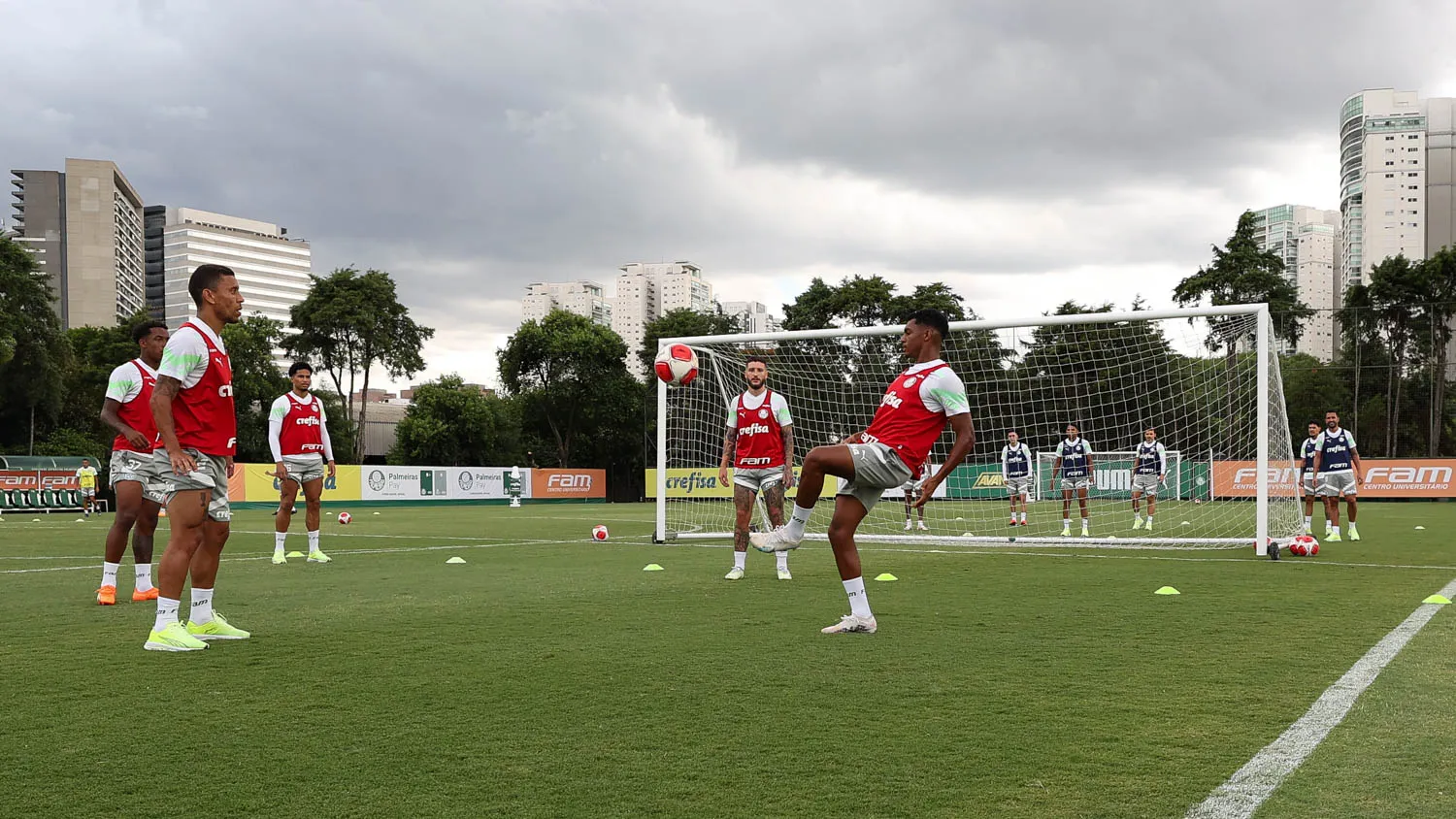 Luis Guilherme em atividade nos treinos junto com o grupo do Palmeiras - Foto: Cesar Greco/Palmeiras/by Canon