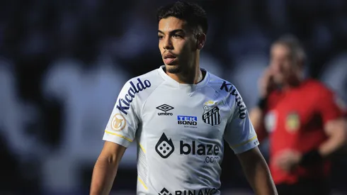 Foto: Ettore Chiereguini/AGIF – Nonato pelo Santos em partida no Campeonato Brasileiro de 2023