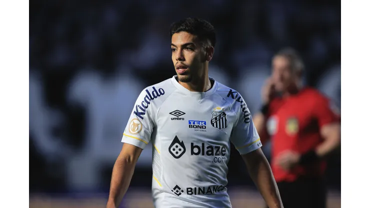Foto: Ettore Chiereguini/AGIF - Nonato pelo Santos em partida no Campeonato Brasileiro de 2023