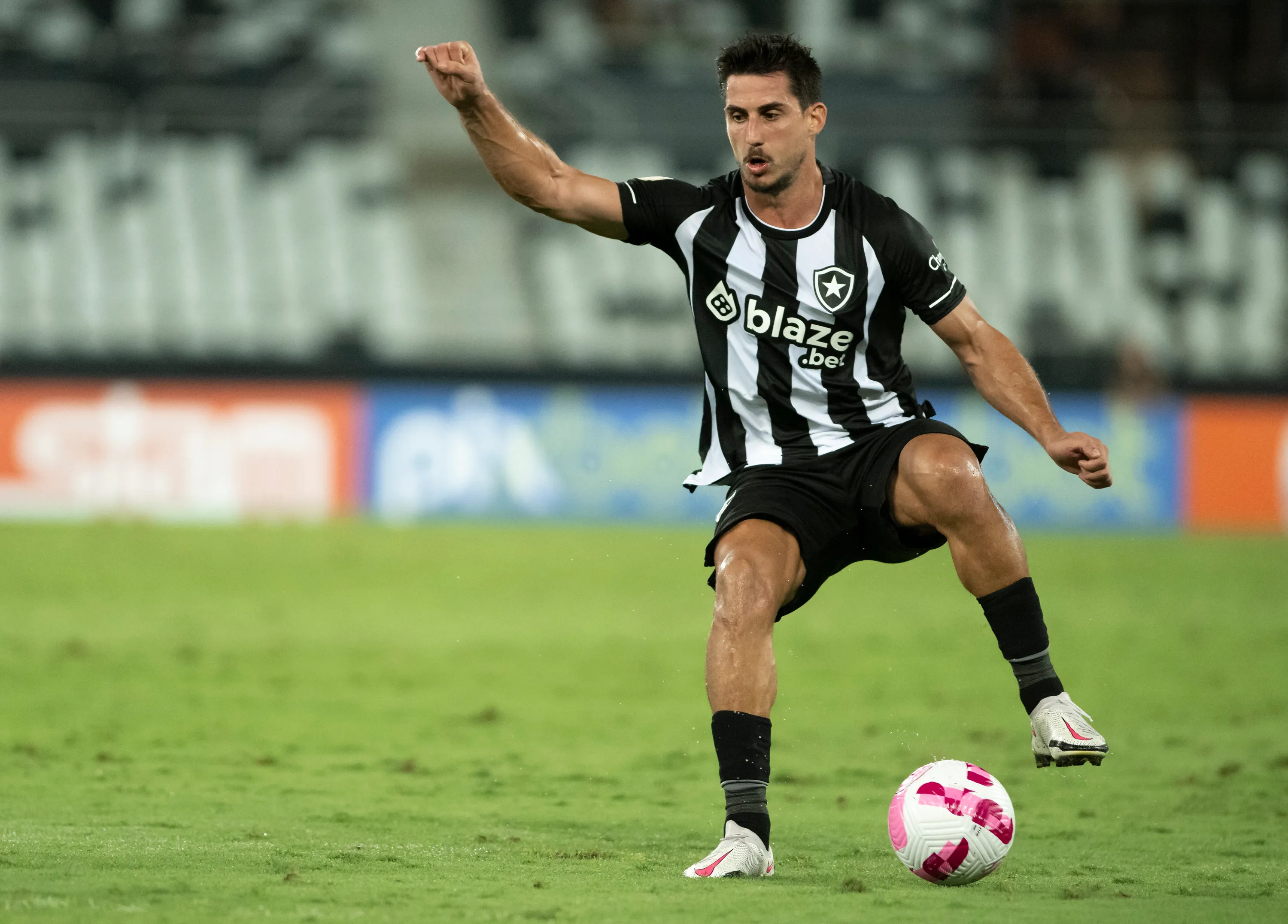 Foto: Jorge Rodrigues/AGIF – Gabriel Pires em ação pelo Botafogo.