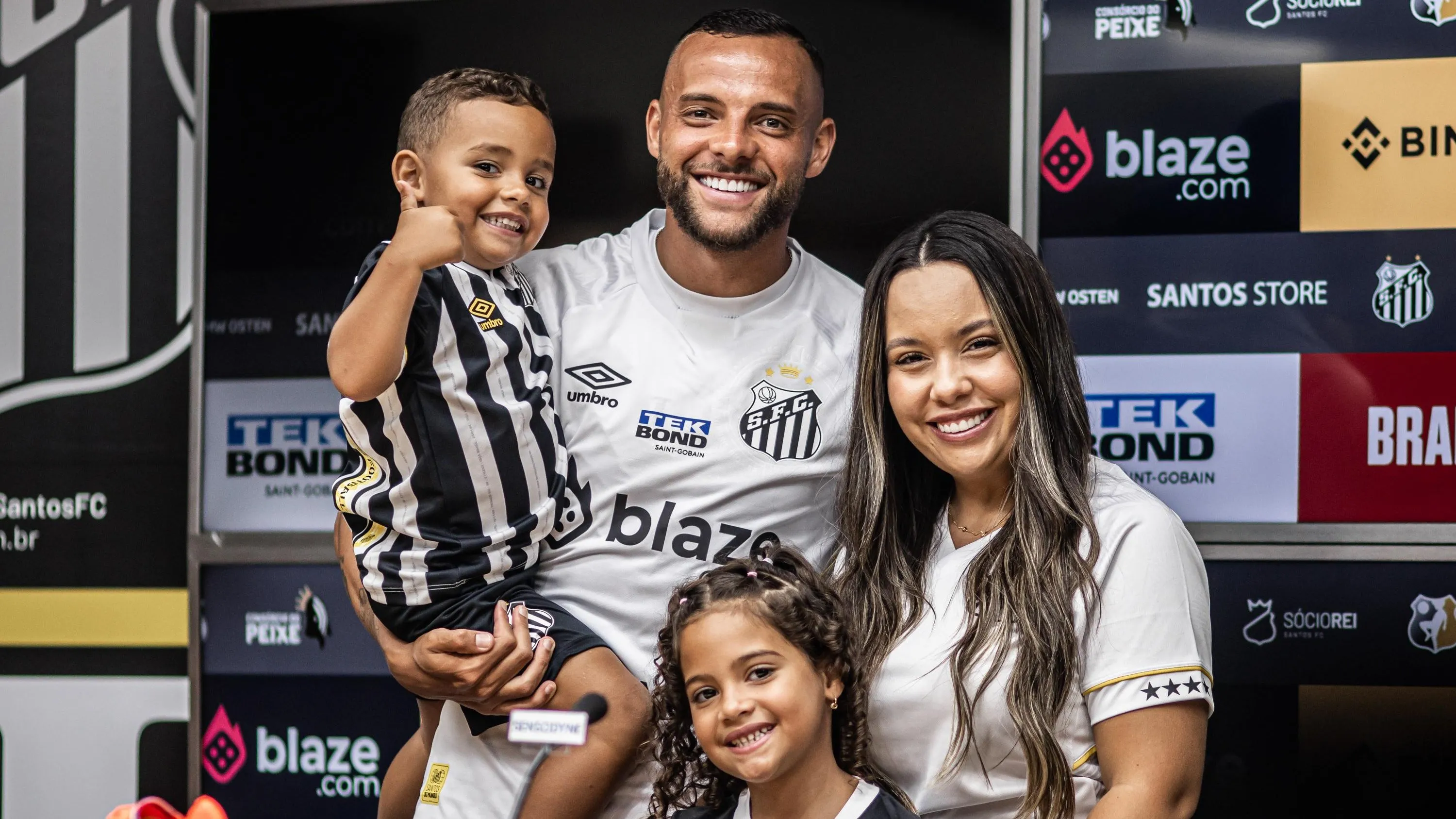 Guilherme e sua família durante apresentação. Foto: Reprodução/Santos FC