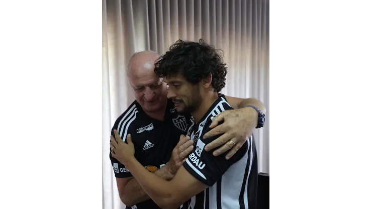 Gustavo Scarpa e Felipão durante a apresentação do jogador. Foto: Reprodução "X" Atlético-MG