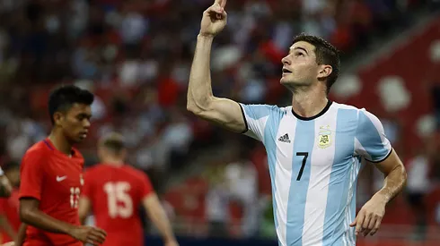 Foto: Suhaimi Abdullah/Getty Images – Lucas Alario comemorando gol pela Seleção Argentina, em 2017