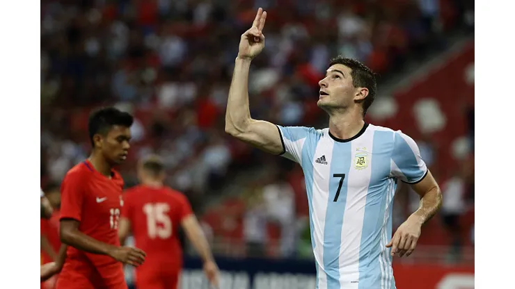 Foto: Suhaimi Abdullah/Getty Images - Lucas Alario comemorando gol pela Seleção Argentina, em 2017